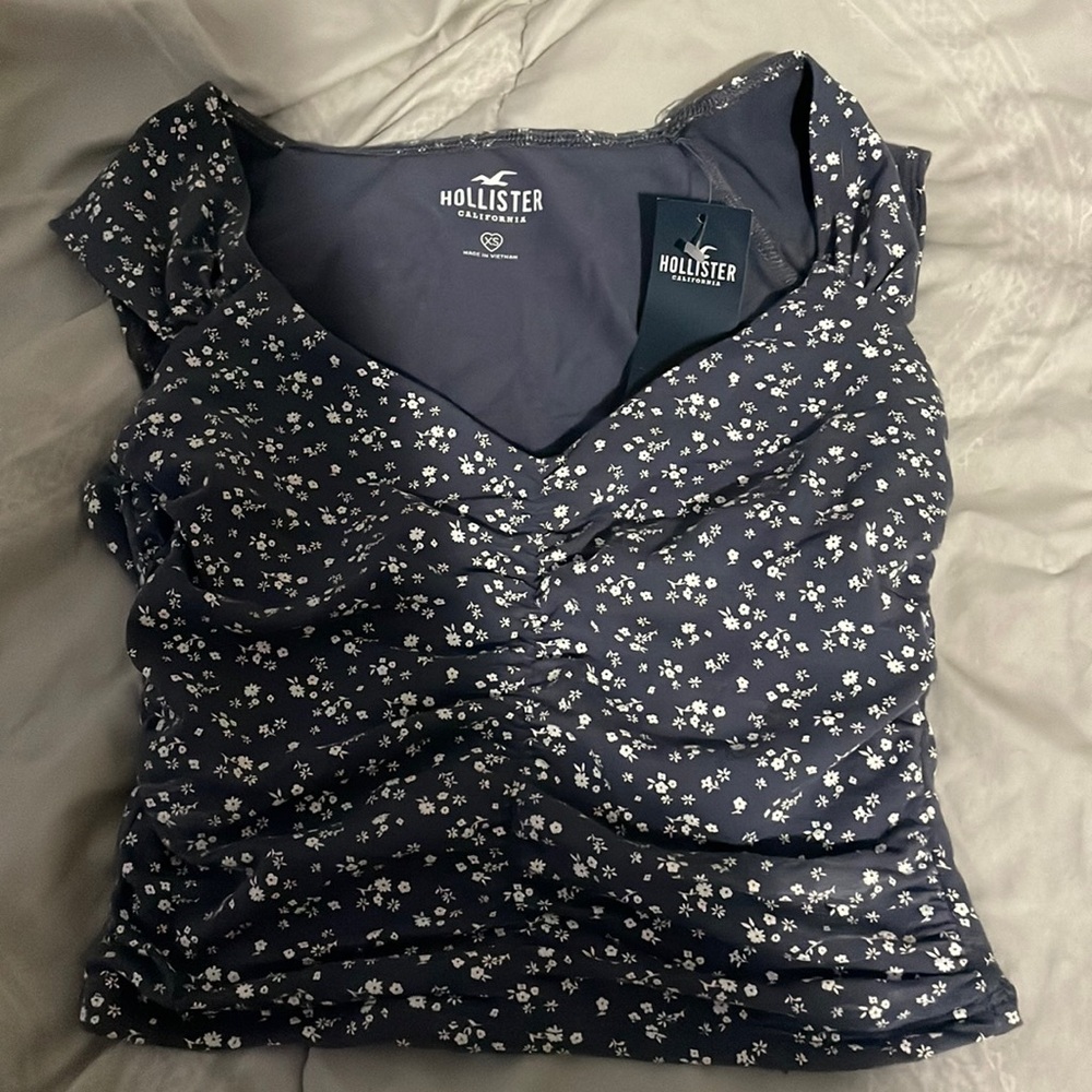 Blue floral Extra Small Hollister top brand new with tag